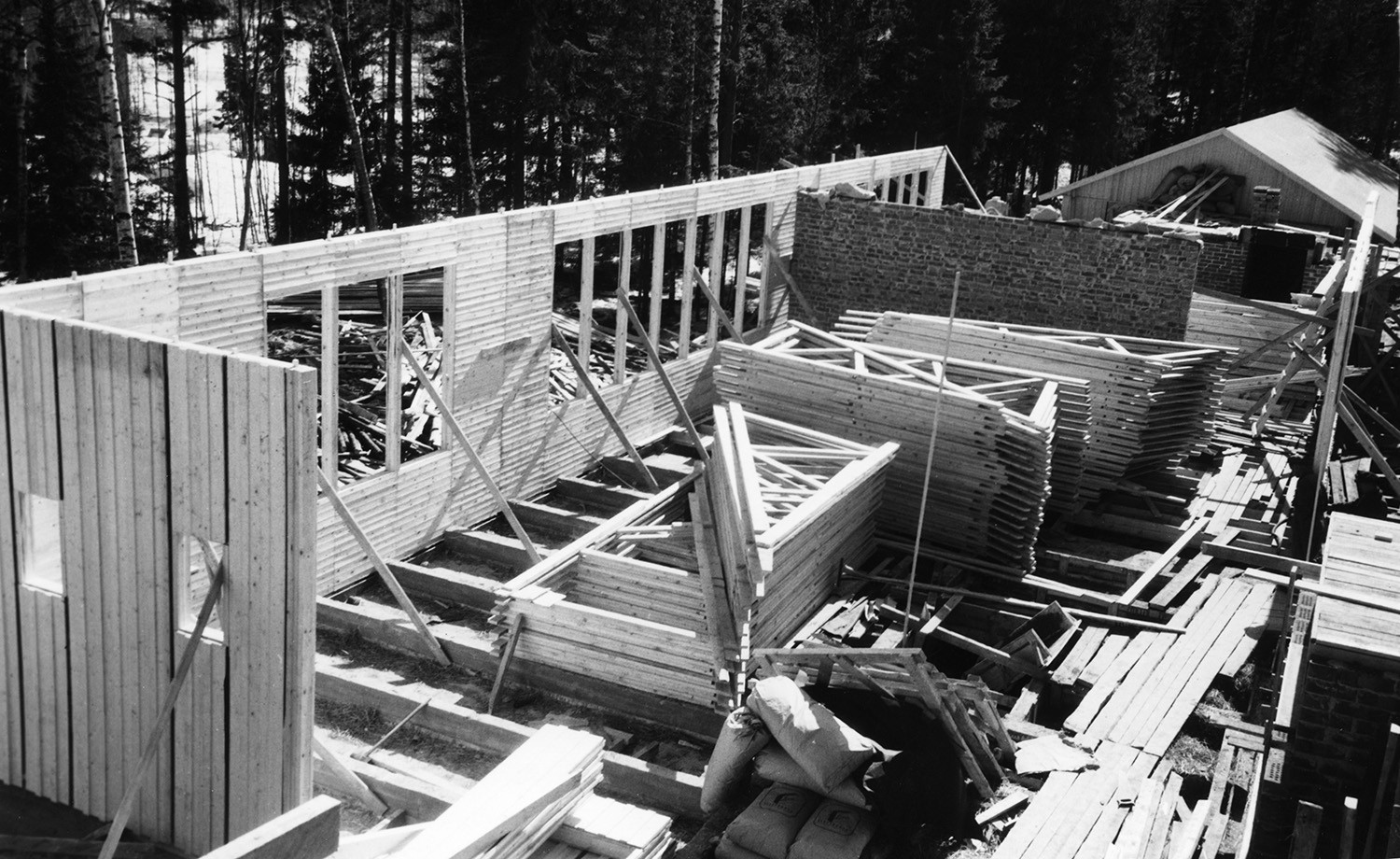 Black and white photo of Maununneva school in construction. The walls are almost put up and the foundations are done.